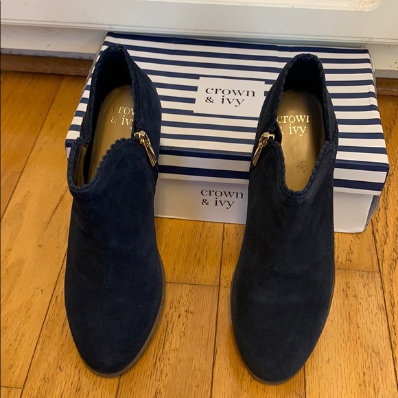 Crown & ivy Navy scalloped suede booties sz 7.5 - Picture 2 of 6